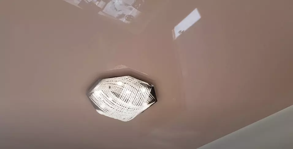 Коричневый натяжной потолок